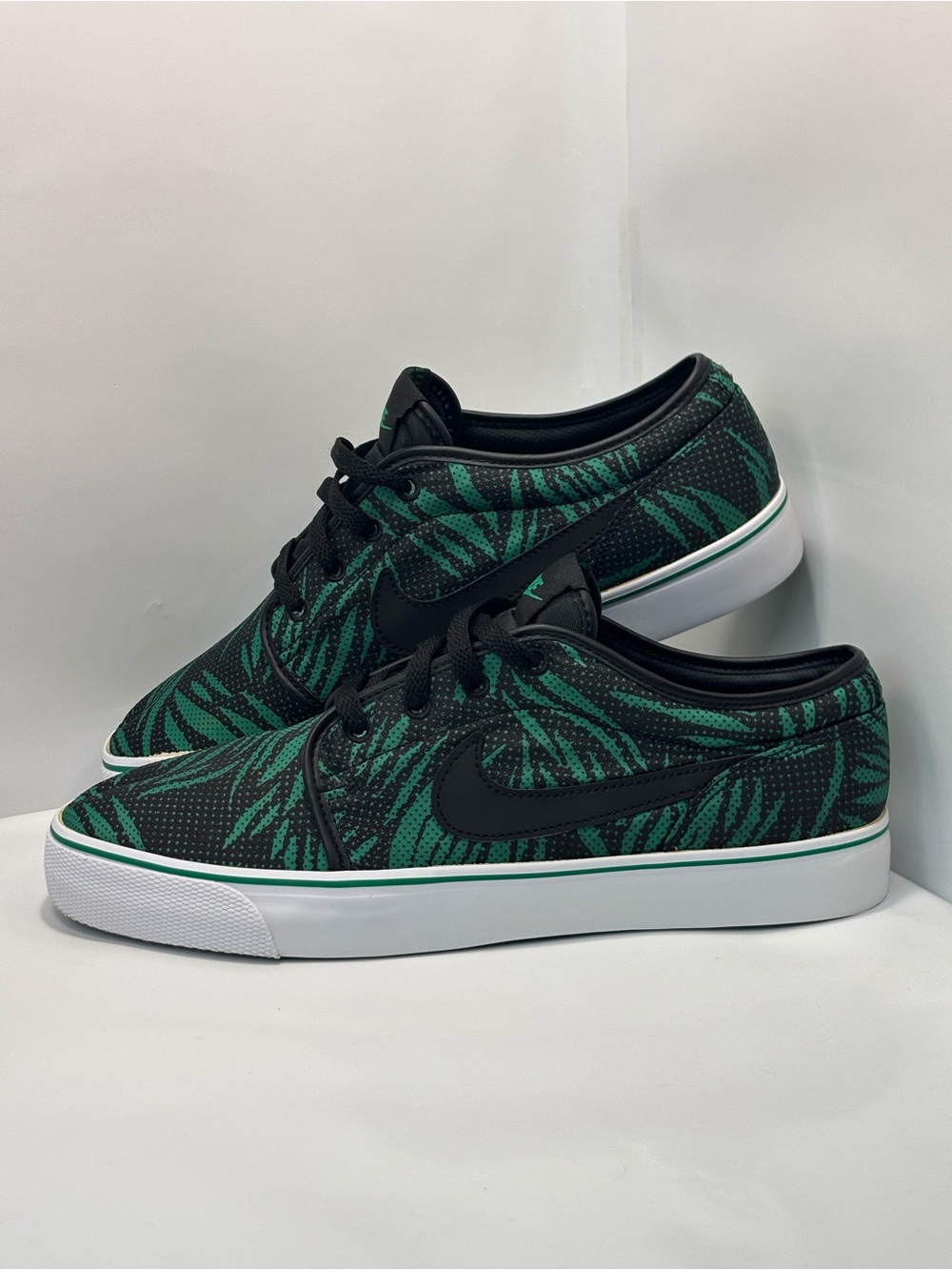 Nike Toki Low TXT Print Lucid Green Men's Size 10 Breathable Sneakers 631697-003